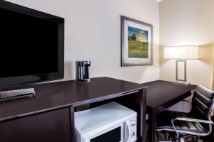 Queen Room with Two Queen Beds room in La Quinta by Wyndham Pasadena
