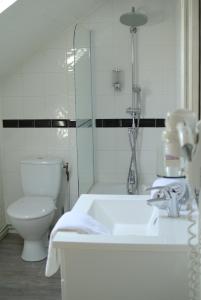 Hotels Cit'Hotel Logis Louise de Savoie : Chambre Simple avec Douche - 1 Lit