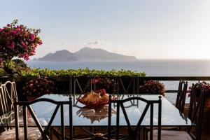 VILLA PISANI PISCINA GIARDINO TERRAZZI PANORAMICI SU CAPRI