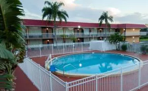 Express Inn & Suites - 5 Miles from St Petersburg Clearwater Airport - 皮内拉斯公园