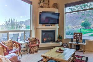 Rustic Moab Townhouse with Mtn Views 6 Mi to Town!