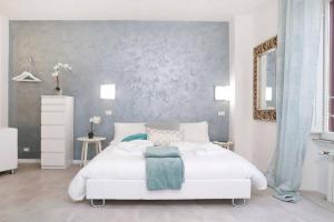 White Panoramic Jacuzzi Suite Trastevere