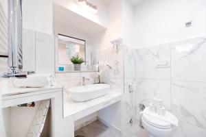 White Panoramic Jacuzzi Suite Trastevere