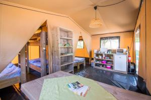 Villages vacances Camping RCN Val de Cantobre : photos des chambres