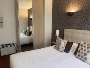 Hotels Hotel De Troyes : photos des chambres