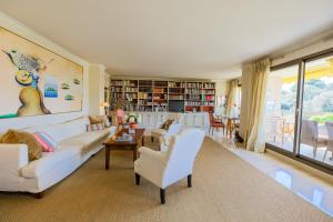 LE CHATEAU DE LA PINEDE AP4198 by Riviera Holiday Homes