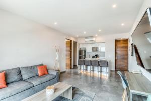 Turchese 303 N @ The Gallery