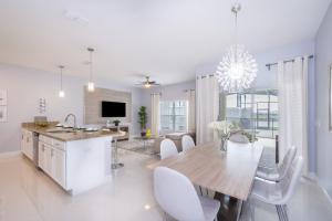 Holiday Home room in (JC4790) Storey Lake Home 4/3 Private Pool Lake & Free Waterpark