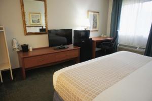 King Room with Bath Tub - Mobility Accessible/Non-Smoking room in La Quinta Inn by Wyndham Ft. Lauderdale Tamarac East