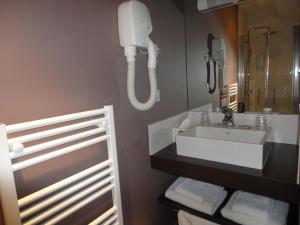 Hotels Logis Hotel Le Vert Galant : photos des chambres