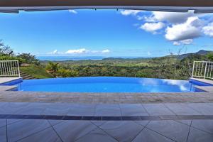 Stunning Casa de la Roca House with Infinity Pool!, Ojochal