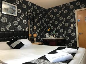 Double Room with Private Bathroom room in Pacific Inn London Heathrow