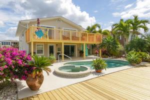 Holiday Home room in Waterfront close to Times Square Pier. Fishing dock & gazebo with hammock