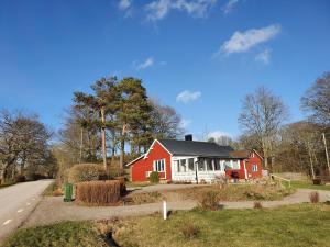 Super cozy cottage with large garden and lake view