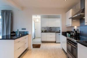 Ty DERYN - SLEEPS 6-SPACIOUS FAMILY HOLIDAY HOME