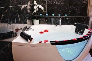 Pantheon Amazing Jacuzzi Suite