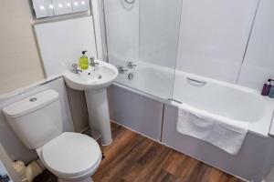 Bright, Spacious West-End Flat, Near University