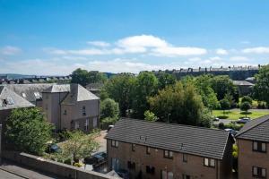 Bright, Spacious West-End Flat, Near University