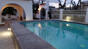 R94 Chalet con piscina privada 20m de la playa Calafell