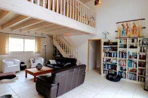 Plaisant villa with pool, close to the beach