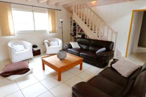 Plaisant villa with pool, close to the beach