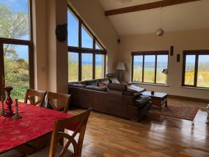 House with sea views close to Beach with WiFi and large kitchen and dining