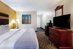 King Room - Non-Smoking room in La Quinta Inn by Wyndham Sandusky near Cedar Point