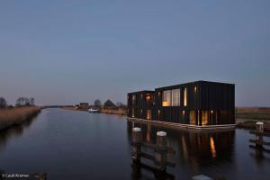 Houseboat / watervilla Black Swan