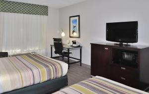 Queen Room with Two Queen Beds and Roll-In Shower - Non-Smoking room in Country Inn & Suites by Radisson Jacksonville FL