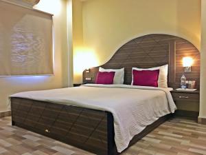 Spring Sky Mughalsarai By ShriGo Hotels