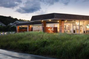 P-Town 2br Beach Beauty on the Bay. Water View!