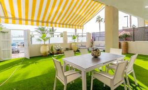 Apartamentos LOLA y MANUELA en primera línea playa Carihuela con excelente Terraza-jardin de 80 m2 frente al Mar con aparcamiento privado Ideal para descansar oyendo las olas del Mar