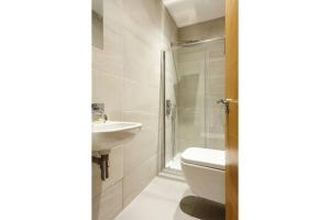 Stylish 2 bed 2 bath *Close To Beach and Centre with parking*