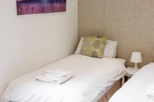 Stylish 2 bed 2 bath *Close To Beach and Centre with parking*