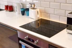 Stylish 2 bed 2 bath *Close To Beach and Centre with parking*