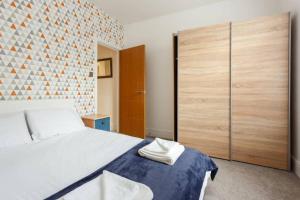 Stylish 2 bed 2 bath *Close To Beach and Centre with parking*