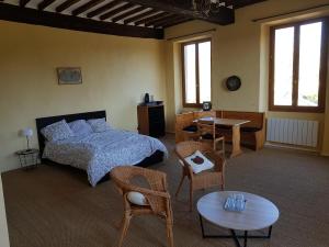 B&B / Chambres d'hotes chambres d hotes de la vernassonne avec wifi gratuit : Chambre Double Familiale