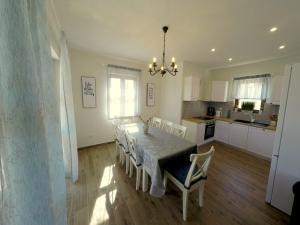 Villa NOAH - 4 bedrooms, 4 bathrooms, heated inside pool, jacuzzi, sauna, gym