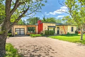 Remodeled Retro Home with Deck, Walk to Main Street! - Payton