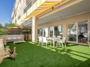 Apartamentos LOLA y MANUELA en primera línea playa Carihuela con excelente Terraza-jardin de 80 m2 frente al Mar con aparcamiento privado Ideal para descansar oyendo las olas del Mar