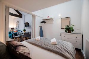 Apartment 2 Broadhurst Court sleeps 6, minutes from town centre & trains