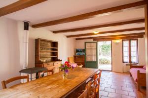 Maisons de vacances L'Oubradou Charming mas in Provence with shared pool nature and calm : photos des chambres