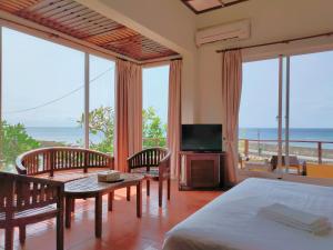 Phòng Deluxe Giường Đôi Với Ban Công và Tầm Nhìn Ra Biển (Deluxe Double Room with Balcony and Sea View)