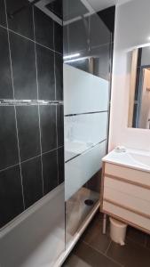 Appartements Les Soleillades - Plage, piscine, parking! : photos des chambres