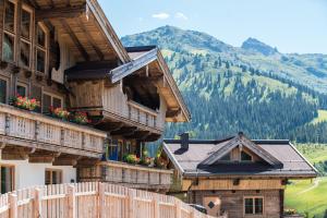 Chalet with Balcony and Terrace room in Appart & Chalet Montana Hochfügen (Contactless Stay)