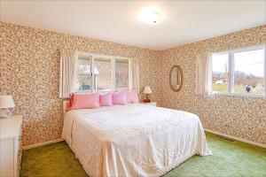 Linger Longer Lakeside Cottage