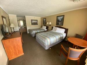 Deluxe Double Room with Two Double Beds room in Snowshoe Motel