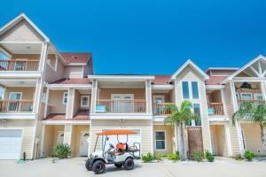 Three-Bedroom Apartment room in Beachside 302 Townhouse