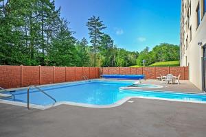 Apartment room in Snowshoe Condo with Mtn View and Pool and Hot Tub Access