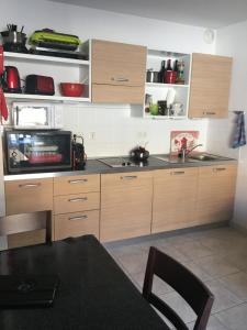 Studio 102 Les Sandia